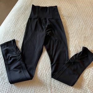 Lululemon Black Leggings w/ Scrunch